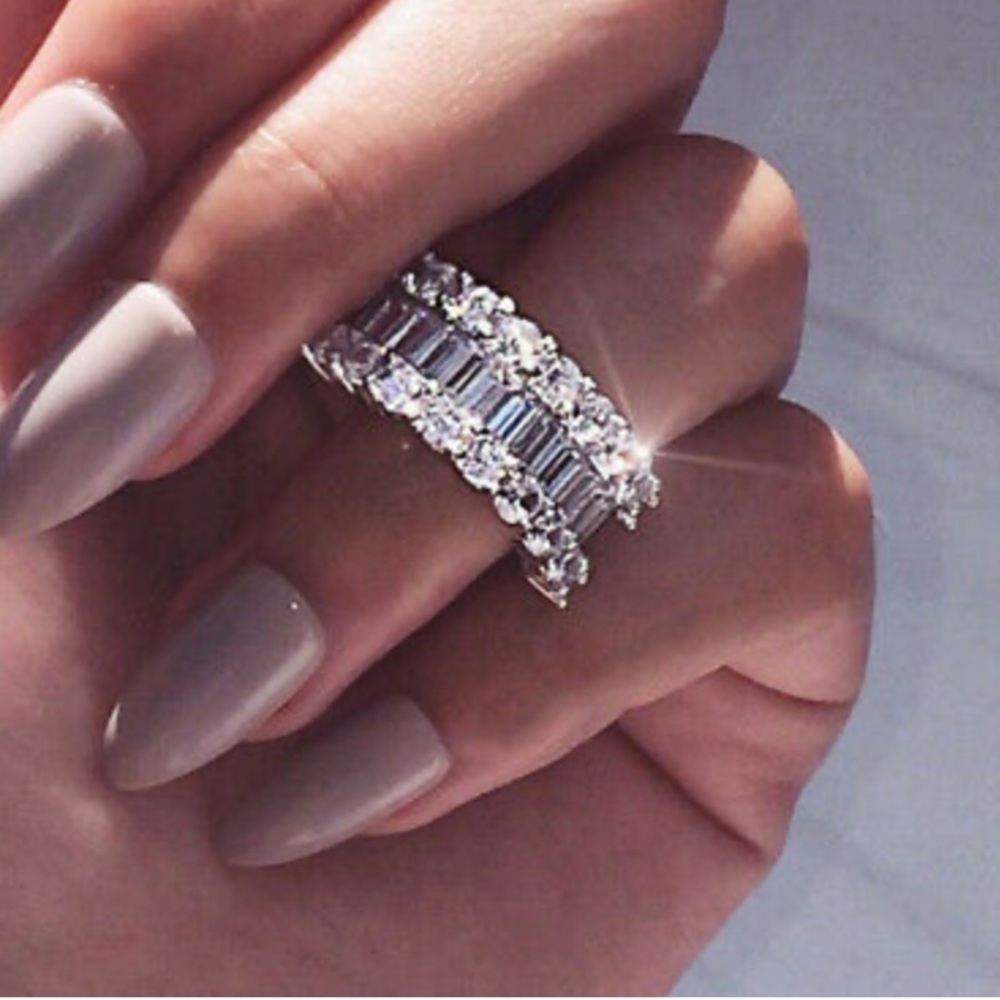 Elegant Women's 925 Silver Wedding Ring Size 6-10 - Picture 1 of 3